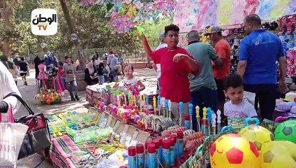 طفلة تنادي على الأسد في حديقة الحيوان:  أنا بحبك