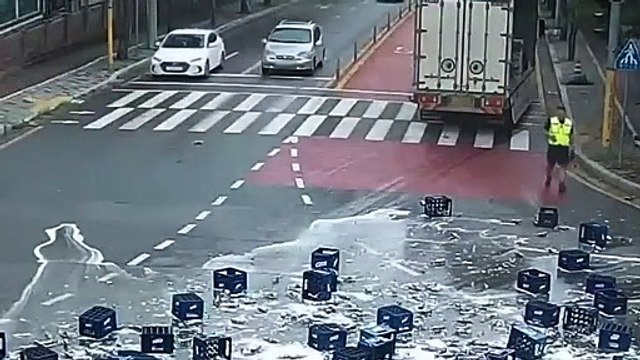 Quand des passants viennent aider ce conducteur qui a perdu son chargement de bière en pleine route
