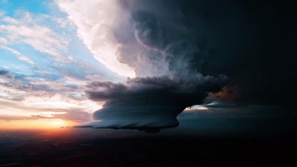 Un orage supercellulaire filmé depuis un avion... magnifique et terrifiant