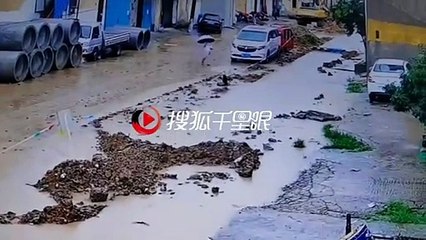 Un enfant manque de se noyer en chutant dans une flaque d'eau très profonde