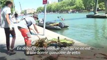 Paris: opération de nettoyage du bassin de La Villette