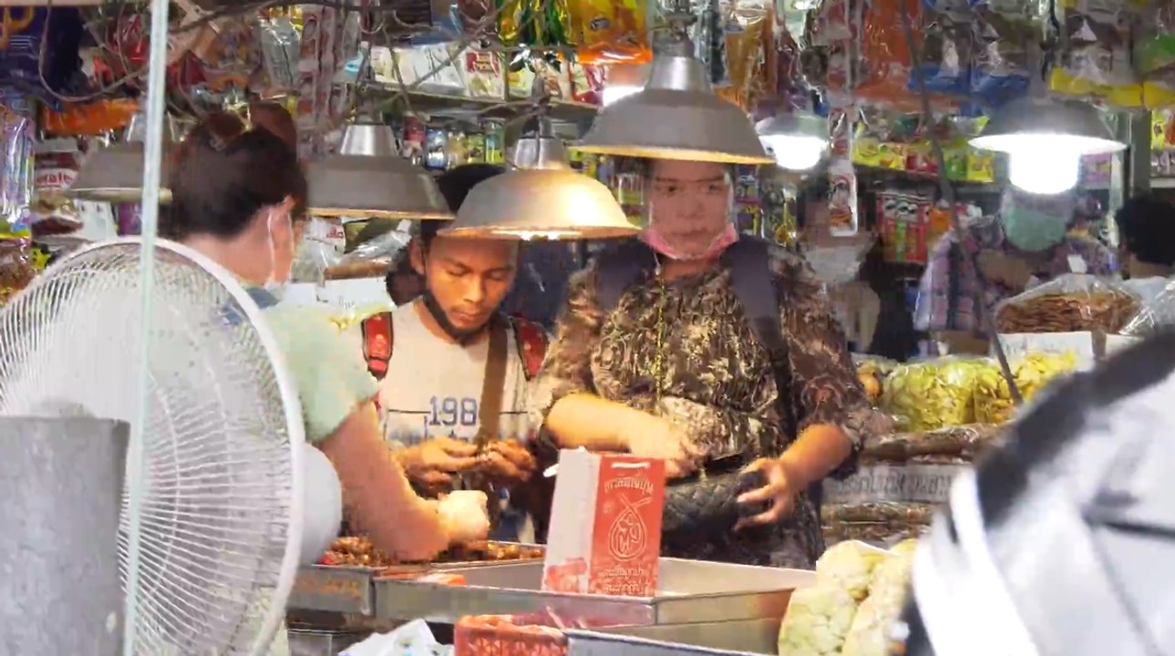 ตลาดกิมหยงคึกคัก นักท่องเที่ยวซื้อของฝากก่อนกลับหลังหยุดยาว