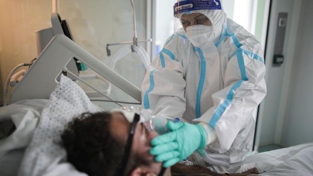 ‘Şiddetli bir dalgayla karşı karşıyayız, hassas gruplar aşı olmalı’