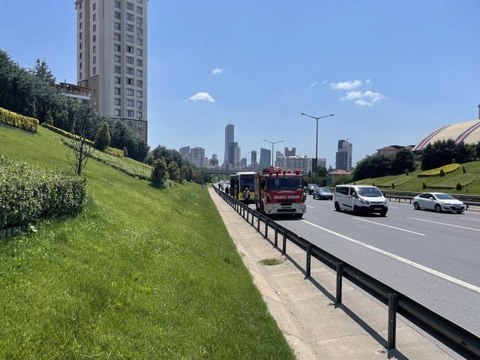 Ümraniye'de arıza yapan İETT otobüsünün motorundan dumanlar yükseldi