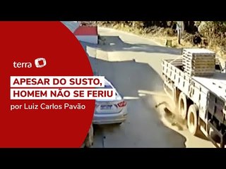 Motociclista faz manobra impressionante para não ser atropelado por caminhão em Alumínio (SP)