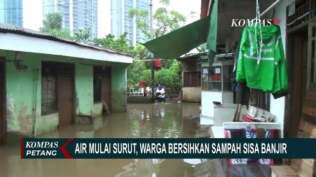 Perlahan Surut, Warga Kembangan dan Ciledug Mulai Bersihkan Sampah Sisa Banjir