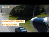 Piloto desvia de carros e consegue fazer pouso de emergência em rodovia nos EUA