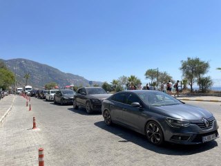 Fethiye'de tatilciler araç kuyruğu oluşturdu
