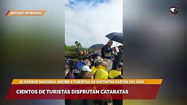 Cientos de turistas disfrutan cataratas