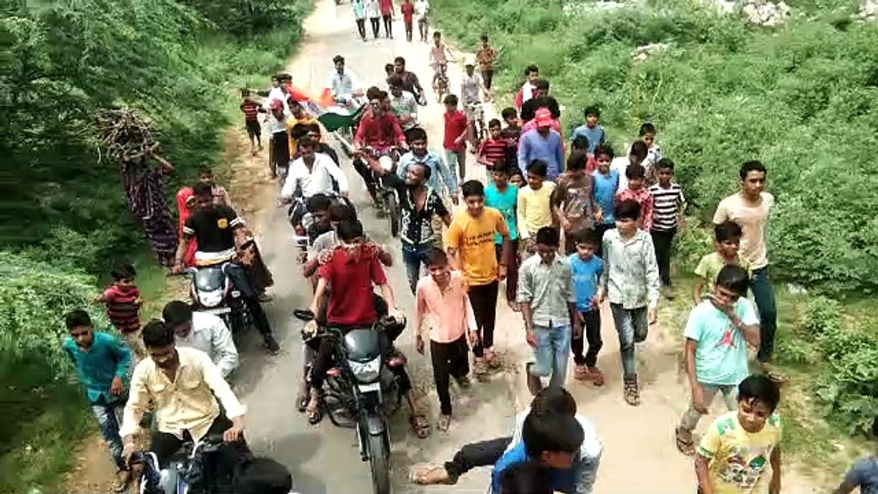 युवाओं ने शहीद के सम्मान में निकाली तिरंगा रैली...