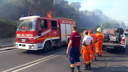 Roma, fiamme alte alla Pisana: interviene anche il canadair