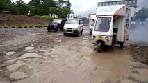 Video : Potholes caused by rain : problems in traffic for passers-by and drivers बारिश से पड़े गड्ढे : राहगीरों व वाहन चालकों को आवागमन में परेशानी