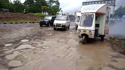 Download Video: Video : Potholes caused by rain : problems in traffic for passers-by and drivers बारिश से पड़े गड्ढे : राहगीरों व वाहन चालकों को आवागमन में परेशानी