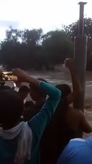 बरसाती नदी के बहाव से अनियं​त्रित हुई दुकान में घुसी, तीन घायल