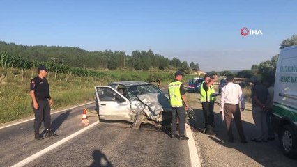 Otomobil ile hafif ticari araç çarpıştı, araçtan fırlayan yolcu öldü