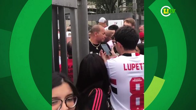 Aloísio Chulapa e a torcida do SPFC no Estádio do Morumbi
