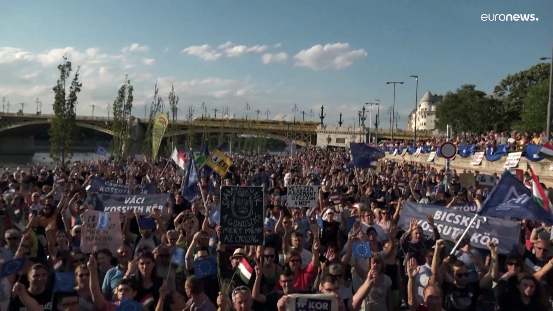 ⁣Ungheria, in piazza contro il governo di Victor Orban e contro il caro-vita