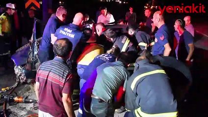 İki aracın karıştığı kazada ölü ve yaralılar var