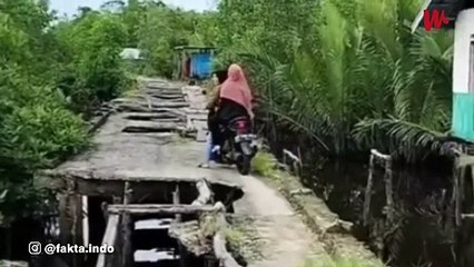 Viral Aksi Pemotor Nekat Lewati Jembatan Rusak Parah, Oleng Dikit Langsung Pindah Alam