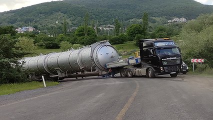 Posof’ta virajı dönemeyen tır trafiği felç etti