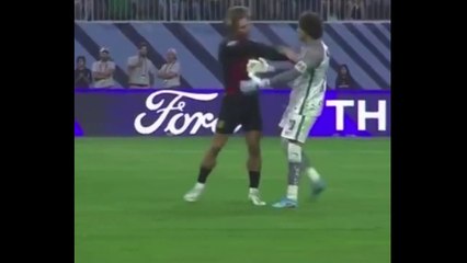 TÁNGANA ENTRE GREALISH Y GUILLERMO OCHOA EN EL MANCHESTR CITY VS CLUB AMÉRICA