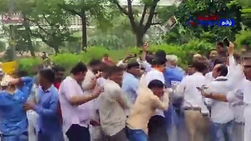 Watch : காங்கிரஸ் போராட்டம்! போலீசார் தண்ணீர் பீய்த்து அடித்து கூட்டம் கலைப்பு!