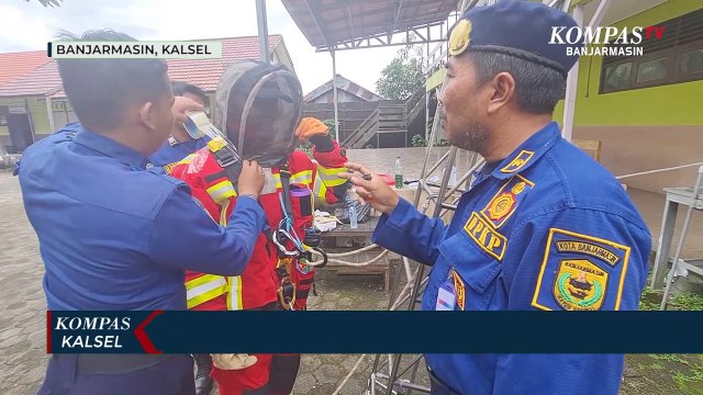 Detik-Detik Sarang Tawon Vespa di Atap Sekolah Dibongkar Damkar Banjarmasin