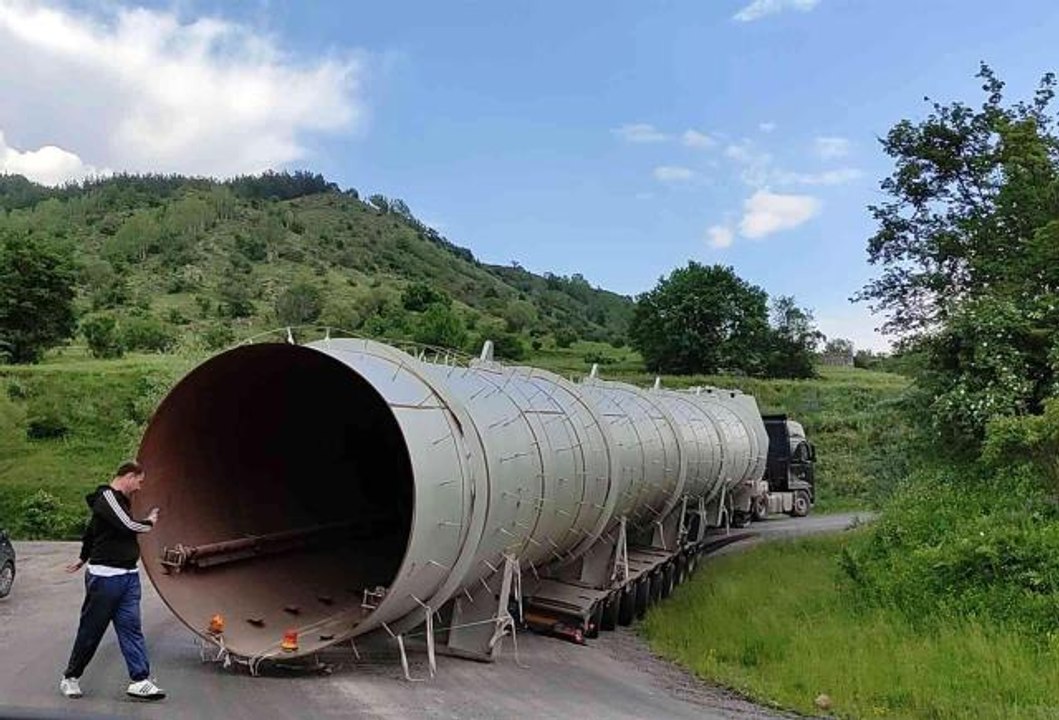 Ardahan haberleri: Posof'ta virajı dönemeyen tır trafiği felç etti