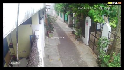 NEKAT, PENCURI MASUK RUMAH WARGA, SIANG BOLONG, GONDOL TV 43 INCHI.