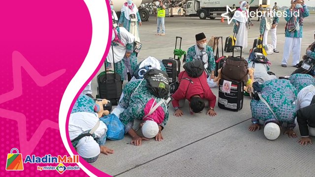 Jamaah Haji Sujud Syukur Tiba di Indonesia