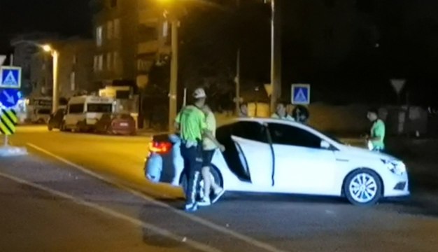 Bursa'da hareketli gece: 16 yaşındaki sürücü, havaya ateş açılarak durduruldu, o anlar kamerada