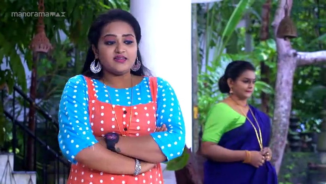 Varun catches Meenakshi