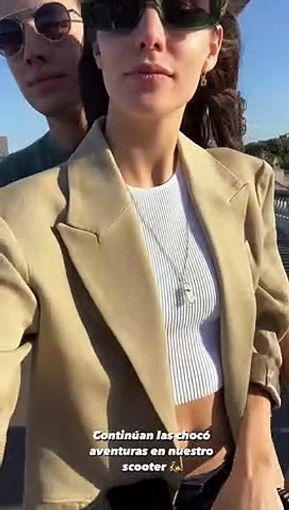 JUANPA ZURITA Y SU NOVIA MACA ANDAN EN MONOPATÍN EN PARIS