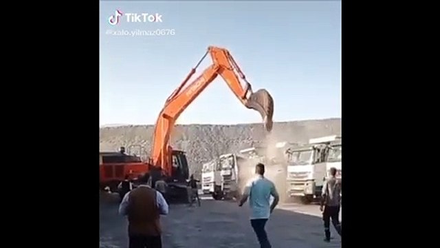 Parasını alamayan işçi kamyonları parçaladı