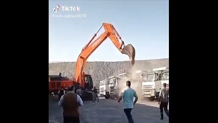 Parasını alamayan işçi kamyonları parçaladı