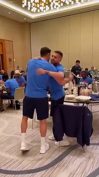 Lewandowski se saluda con la plantilla del Barça tras llegar a Estados Unidos / FCB