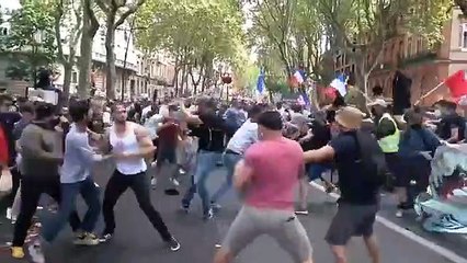 Aşı karşıtı gösteri yapan gruba bir başka grup sopalarla saldırdı