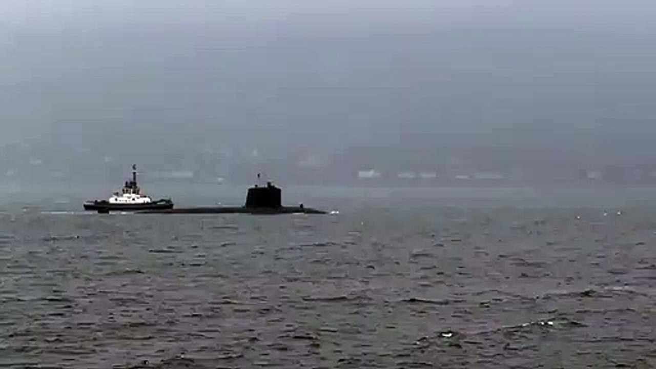 Sous-marin français de la classe Rubis sur un Loch Long gris dans l'Argyll en Écosse