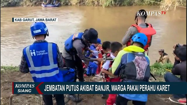 Jembatan Putus Diterjang Banjir, Warga dan Siswa di Garut Gunakan Perahu Karet untuk Beraktivitas