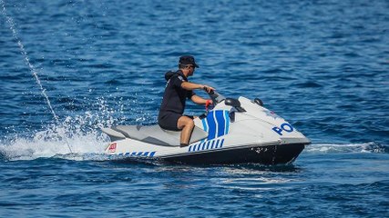 Denize düşen muhabbet kuşunu polis, jet-ski ile kurtardı