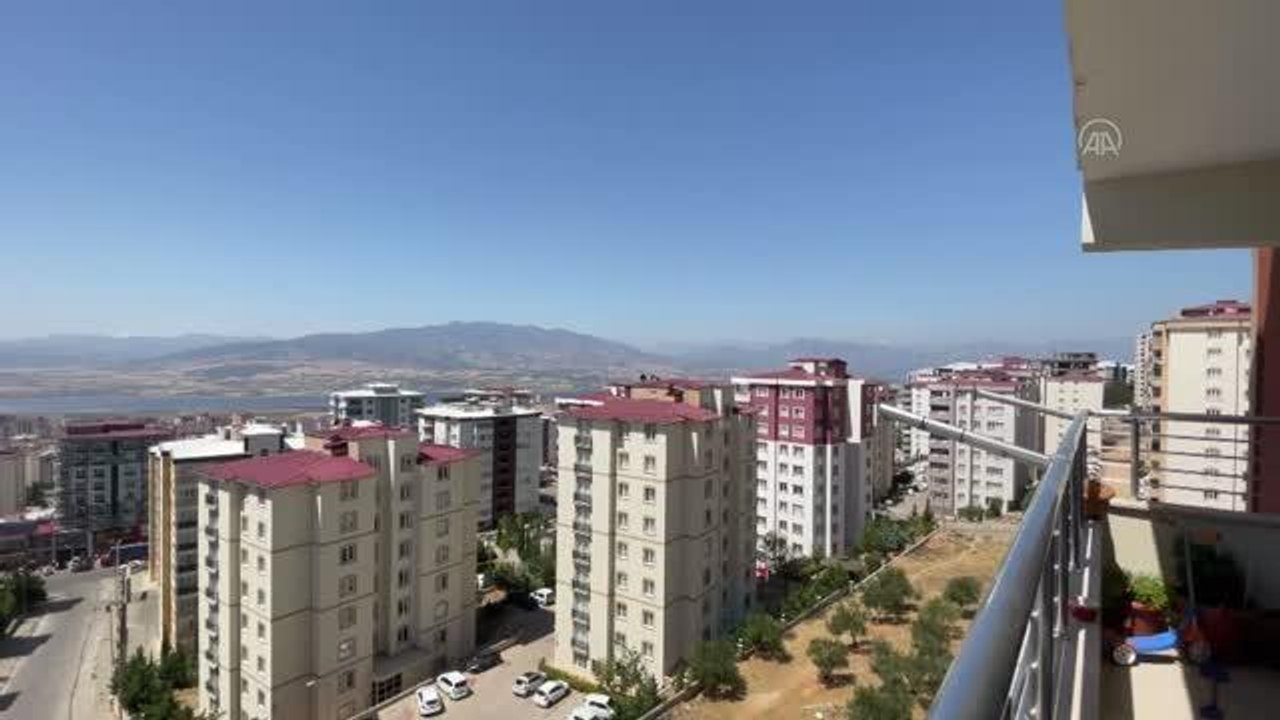 KAHRAMANMARAŞ - Öğretim görevlisi, kanadı kırık karga yavrusuna evinde bakıyor