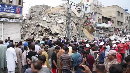 Pakistan'da 5 katlı bina çöktü