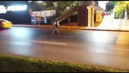 Arabalar yanından vızır vızır geçerken umarsızca yürüdü