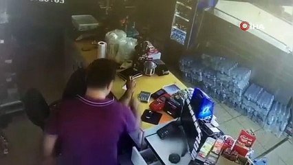 Büfeye silahlı saldırı kamerada