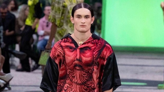 Aurélien Enthoven : le fils de Carla Bruni défile dans le désert pour Yves Saint Laurent