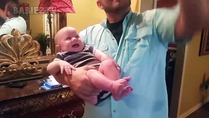 Bébés les plus drôles riant aux animaux de compagnie hystériquement - ESSAYEZ DE NE PAS RIRE