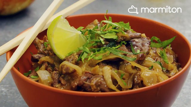 Dégustez un délicat bœuf aux oignons à la chinoise, cuit et assaisonné à la perfection !