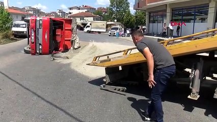 İSTANBUL-SANCAKTEPE'DE KUM YÜKLÜ KAMYON DEVRİLDİ
