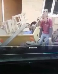 Un homme a beaucoup de mal à manier sa brouette