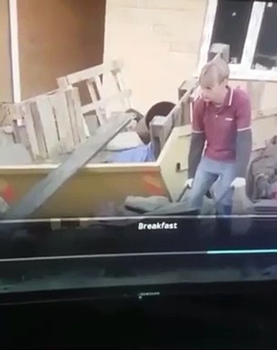 Un homme a beaucoup de mal à manier sa brouette